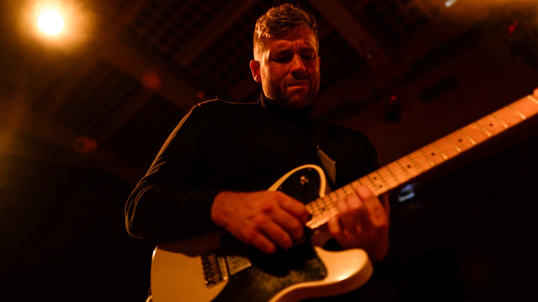 Moritz Gröger an der Gitarre im Bühnenlicht