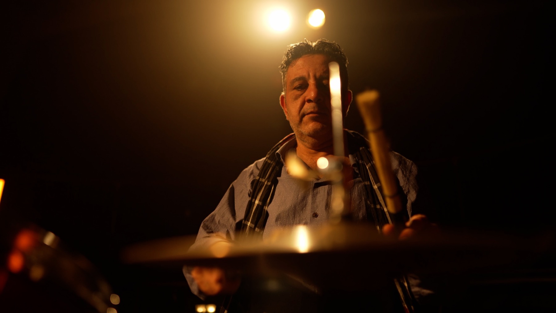 Shadi Al Housh mit Percussion im Bühnenlicht